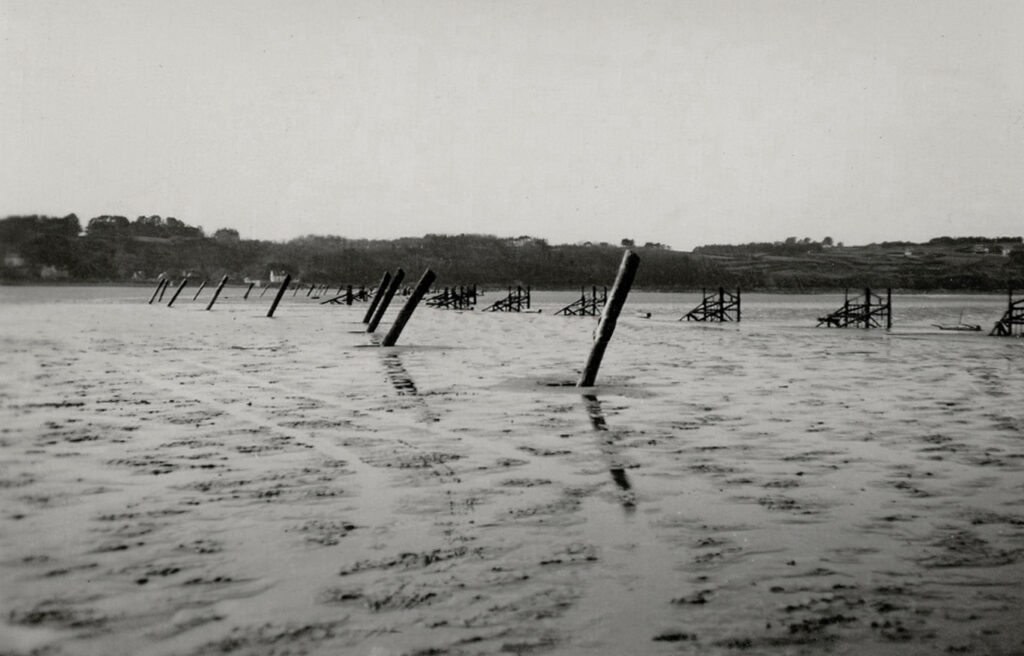 Pieux de défense allemands à Plestin, mars 1944