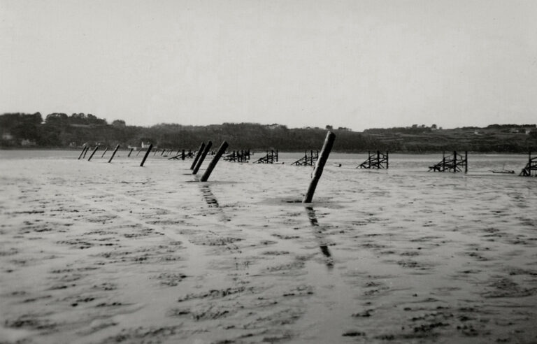 Pieux de défense allemands à Plestin, mars 1944