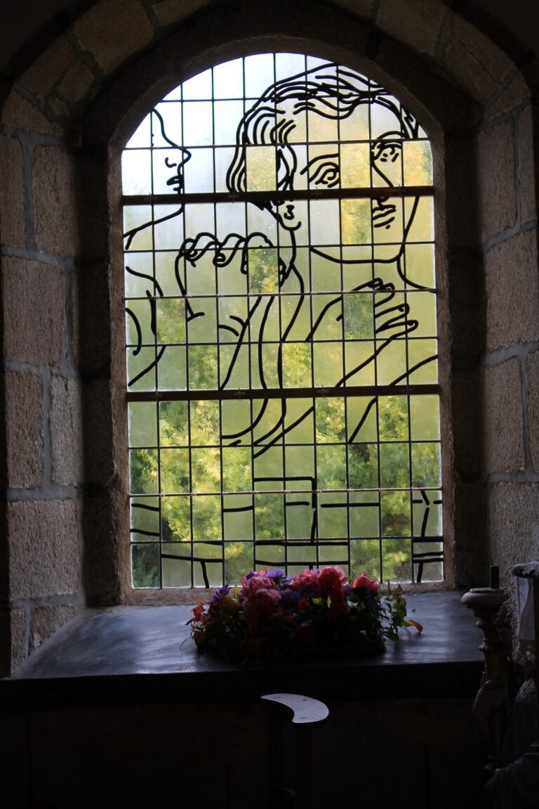 Vitrail de Julien Lannou à la chapelle Saint-Nicolas de Camlez