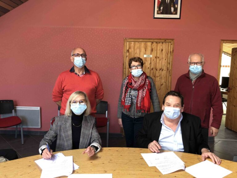 Signature de la convention entre l'ARSSAT et la commune de Trélévern