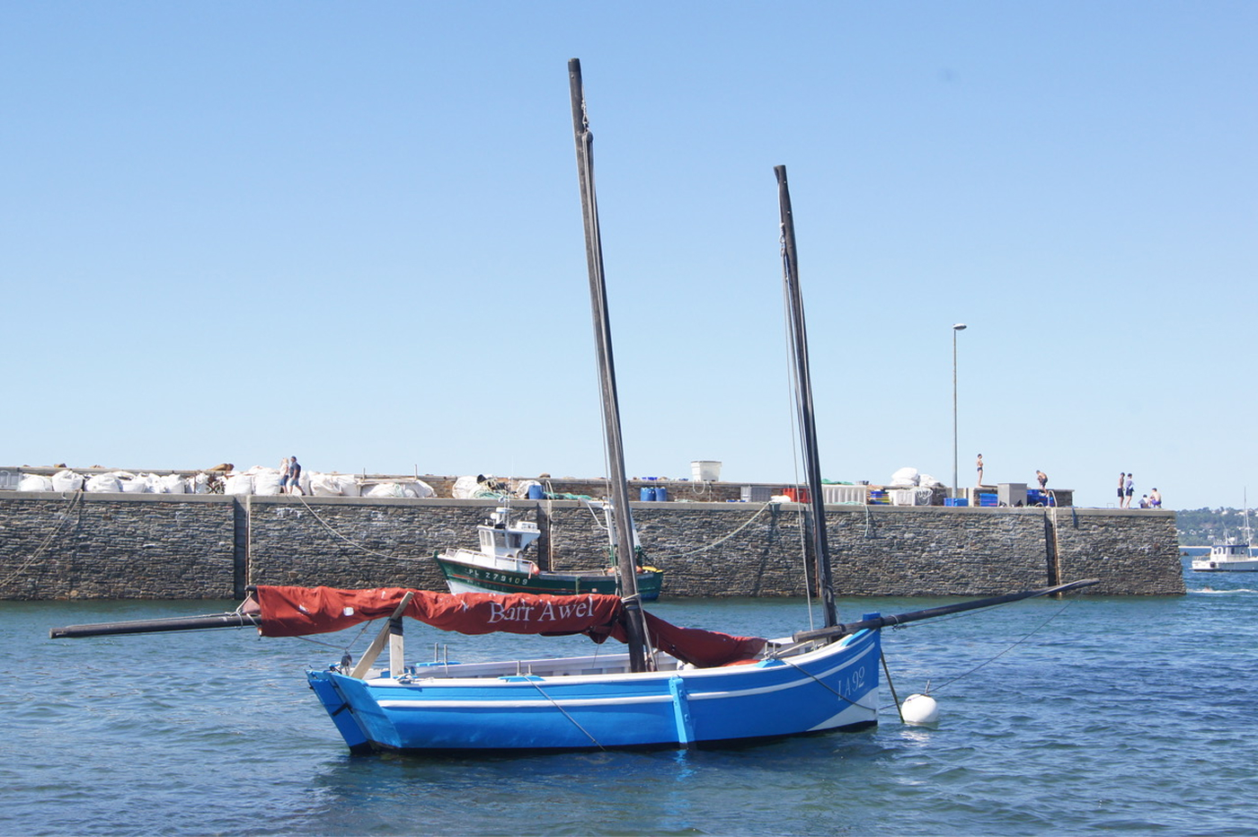 Vieux gréement bleu à deux mâts amarré dans le port de Trédrez-Locquémeau, Côtes-d'Armor, Bretagne