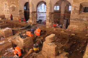 FJ 2 - Fouille des sépultures dans la salle capitulaire, espace réservé aux inhumations des frères dominicains