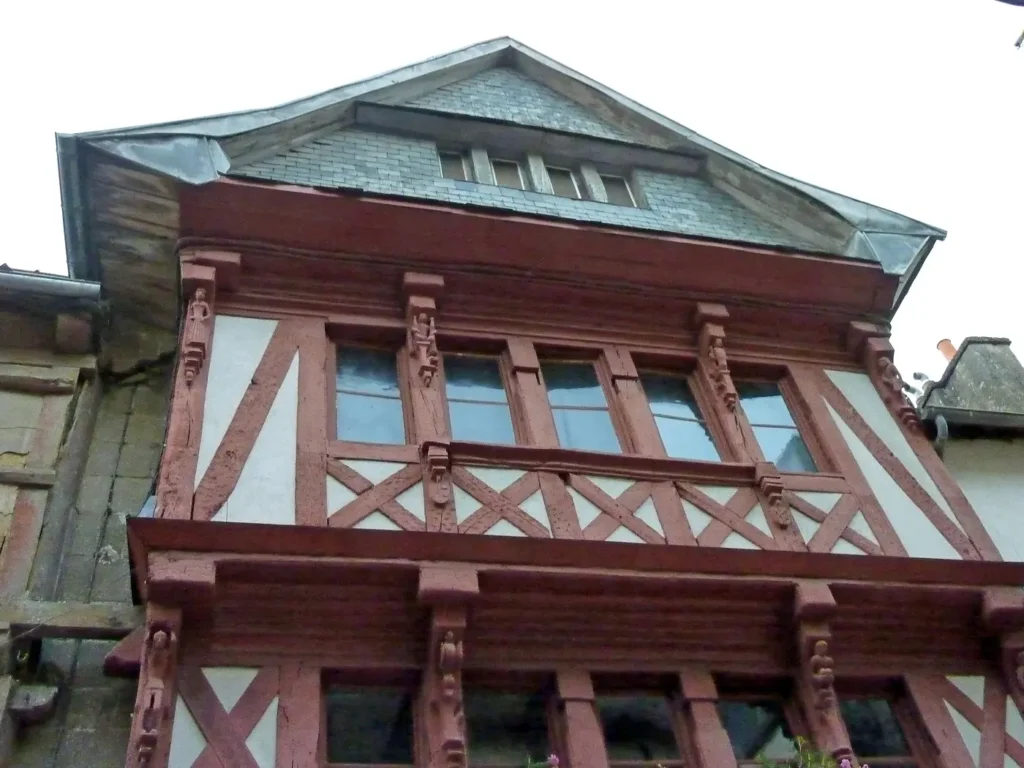 Façade à colombages en bois sculpté d'une maison médiévale de la rive droite de Lannion, Côtes-d'Armor, Bretagne