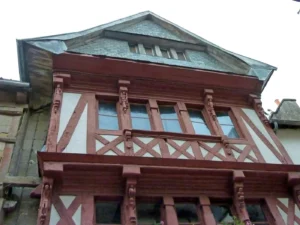 Façade à colombages en bois sculpté d'une maison médiévale de la rive droite de Lannion, Côtes-d'Armor, Bretagne