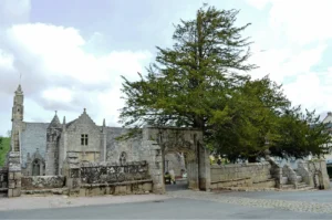 Église et enclos paroissial de Loguivy-lès-Lannion avec portail renaissance et cèdre centenaire, Côtes-d'Armor, Bretagne