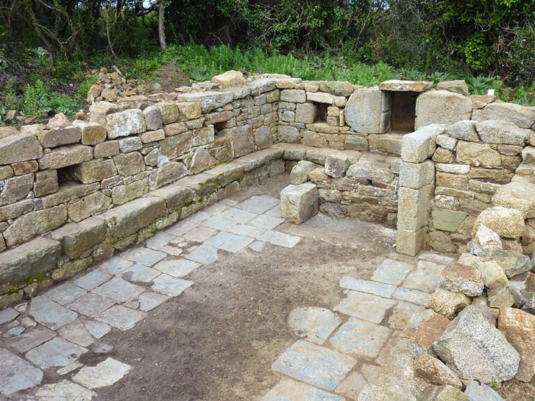 Corps de garde de Port l'Épine à Trélévern en restauration