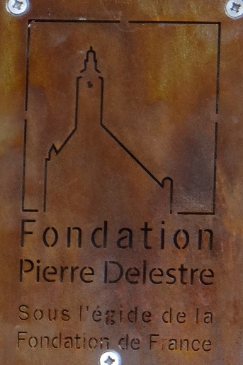 Plaque de la Fondation Delestre sur la chapelle Saint-Yves à Plufur
