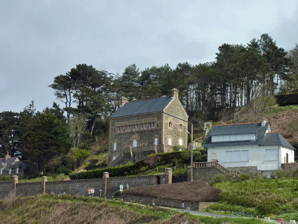 Demeure en pierre de granite sur les hauteurs de Trestrignel à Perros-Guirec, entourée de pins maritimes, Côtes-d'Armor, Bretagne