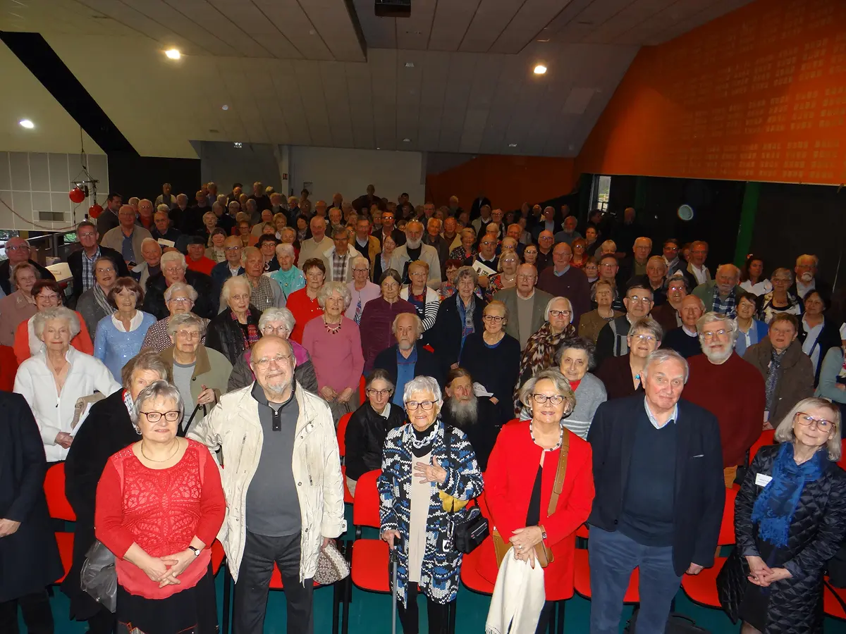 Photo de groupe des adhérents de l'ARSSAT lors de l'assemblée générale, réunis dans une salle de conférence