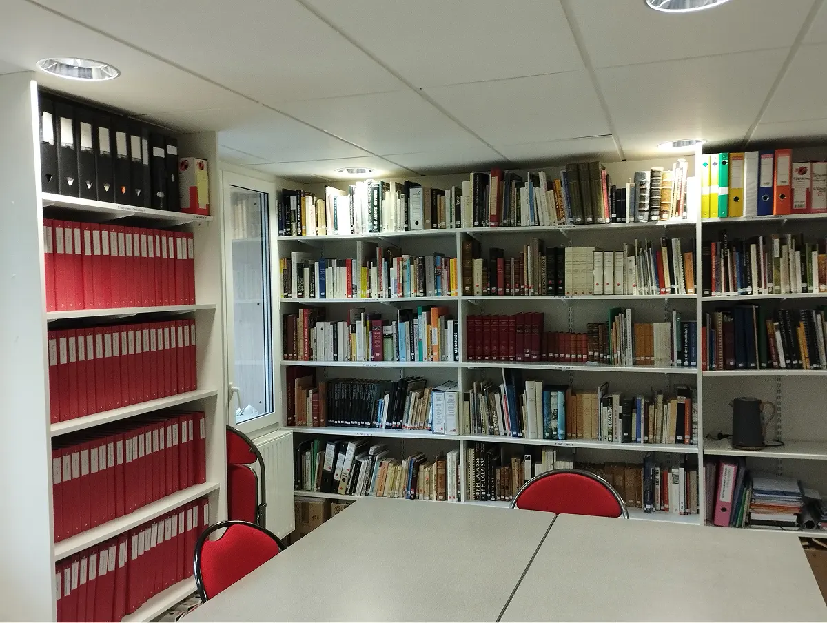 La bibliothèque de l'ARSSAT à Lannion comprenant de nombreuses publications anciennes et ouvrages.